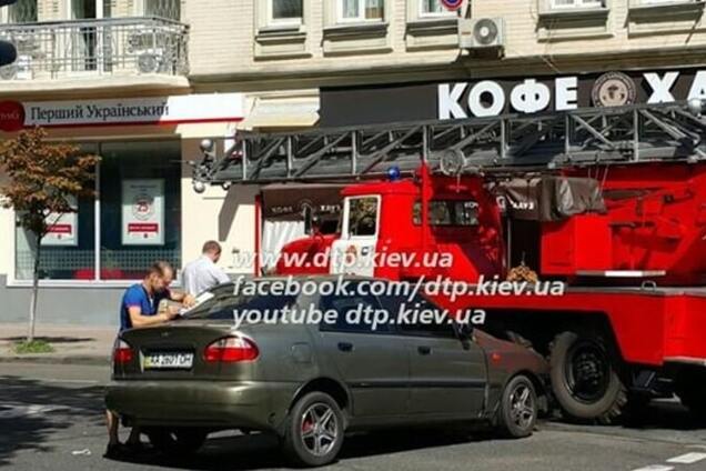 В ДТП в Киеве пострадала беременная: легковушка врезалась в 'пожарку'