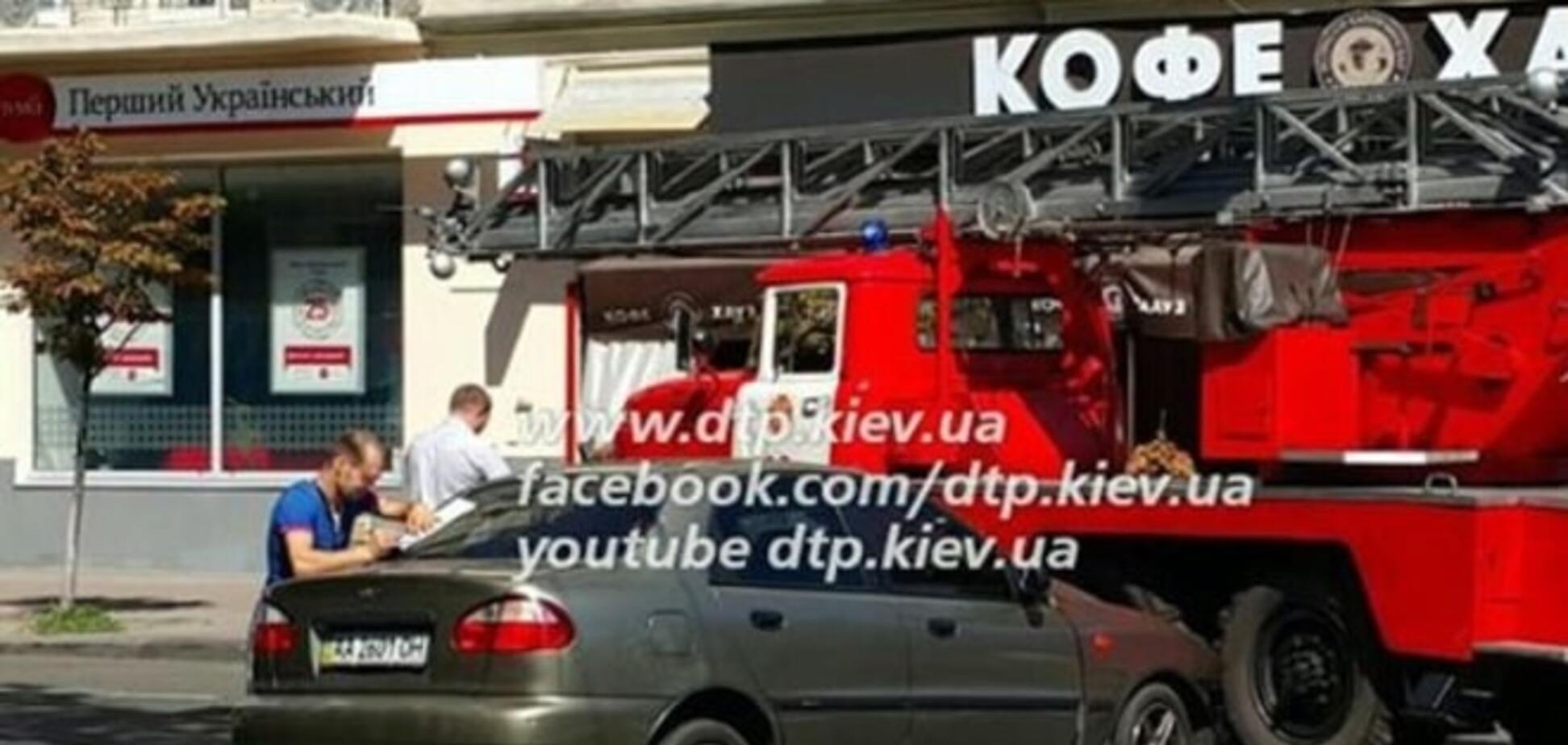 У ДТП в Києві постраждала вагітна: легковик врізався в 'пожарку'
