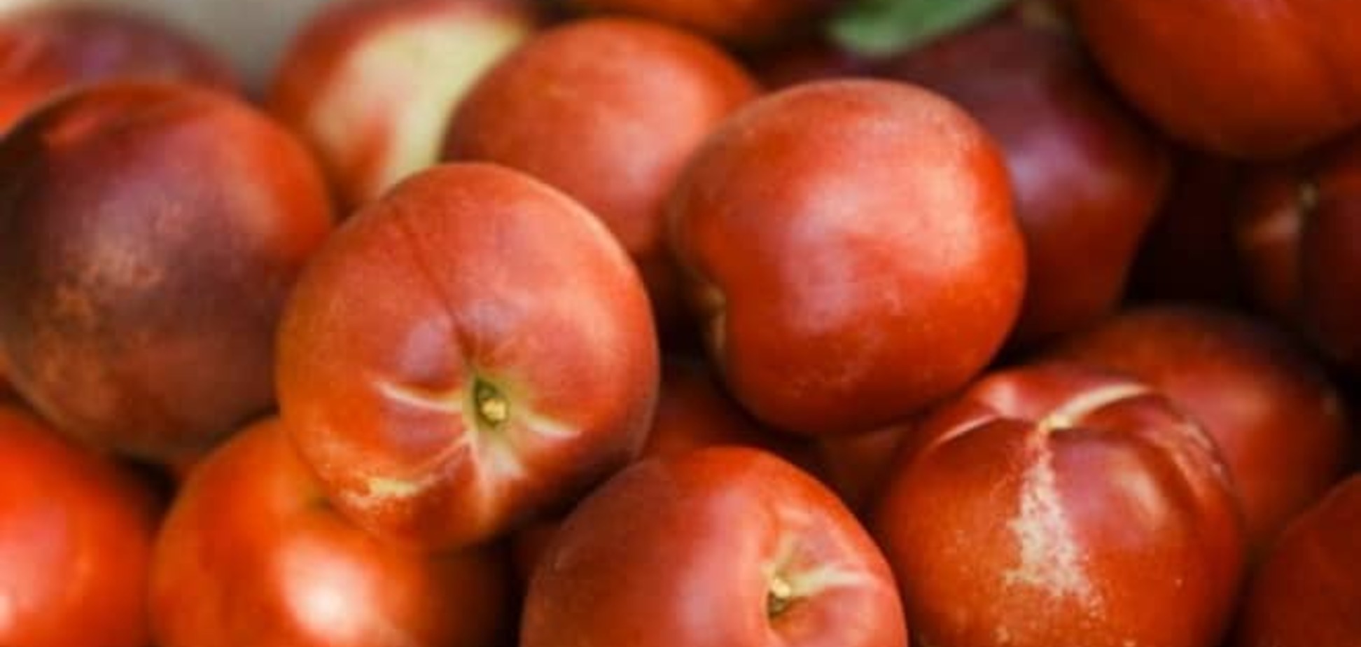 В сети появилось видео, как россияне ночью в грозу давили нектарины