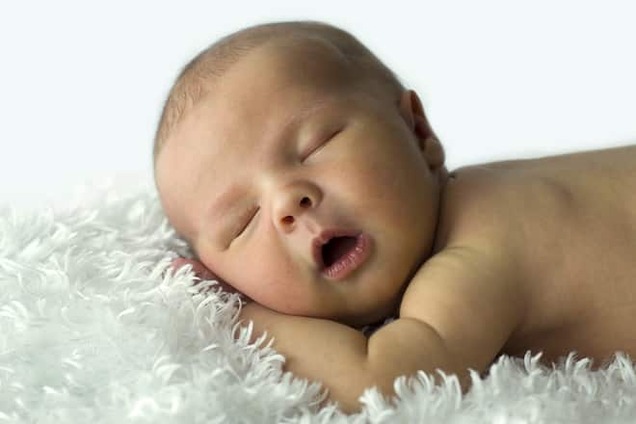 Почему новорожденный спит с открытым ртом