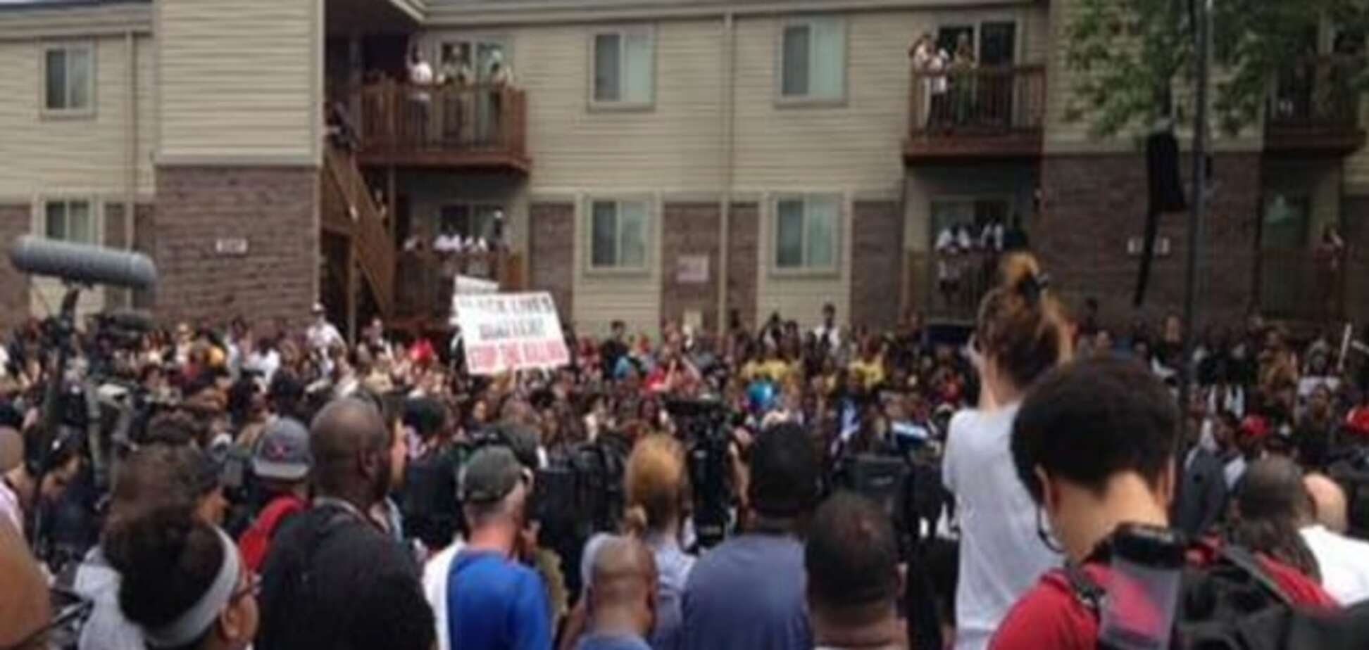 На річницю трагедії у Фергюсоні відбулися сутички між протестувальниками і поліцією