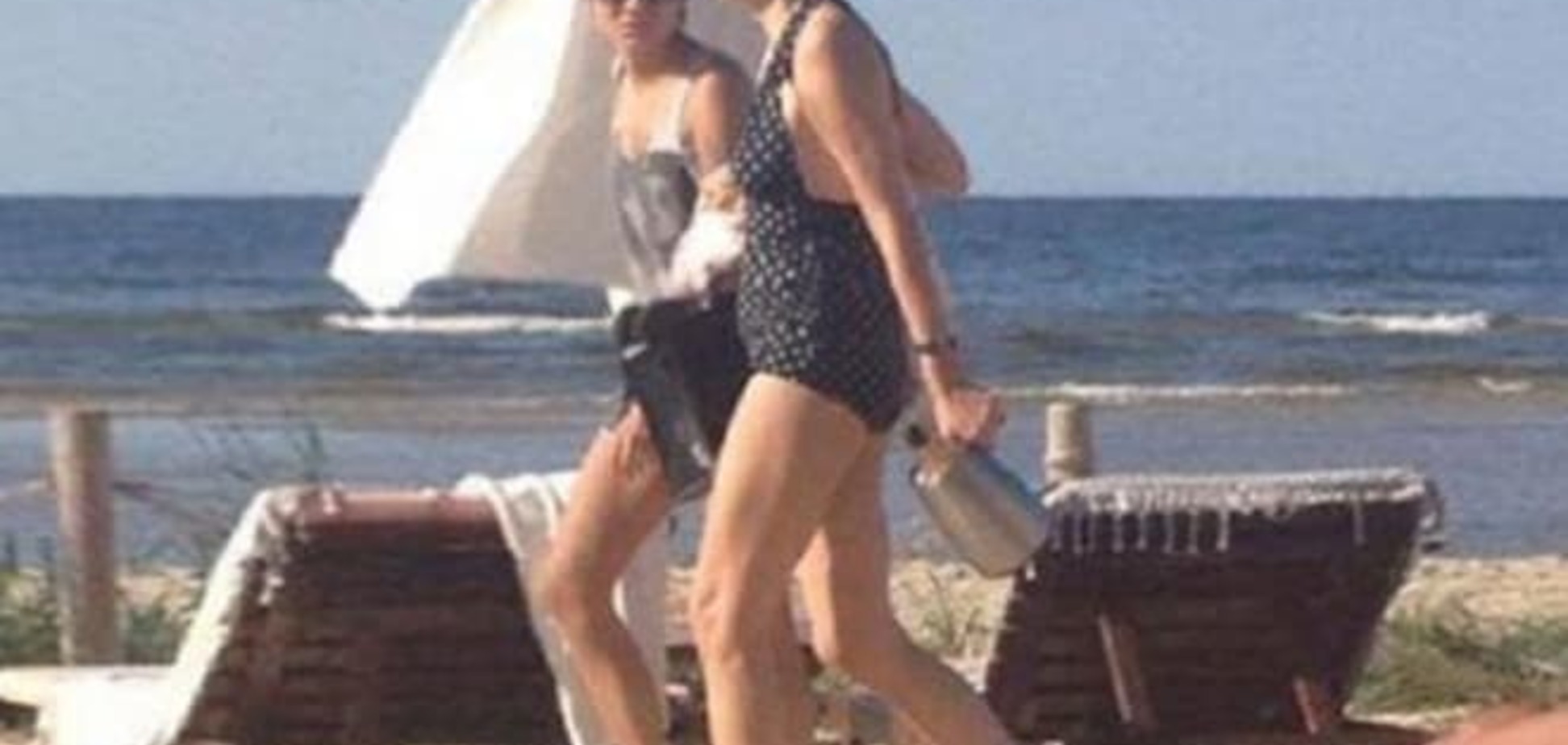 Земфира и Рената Литвинова засветили фигуры на пляже в Юрмале