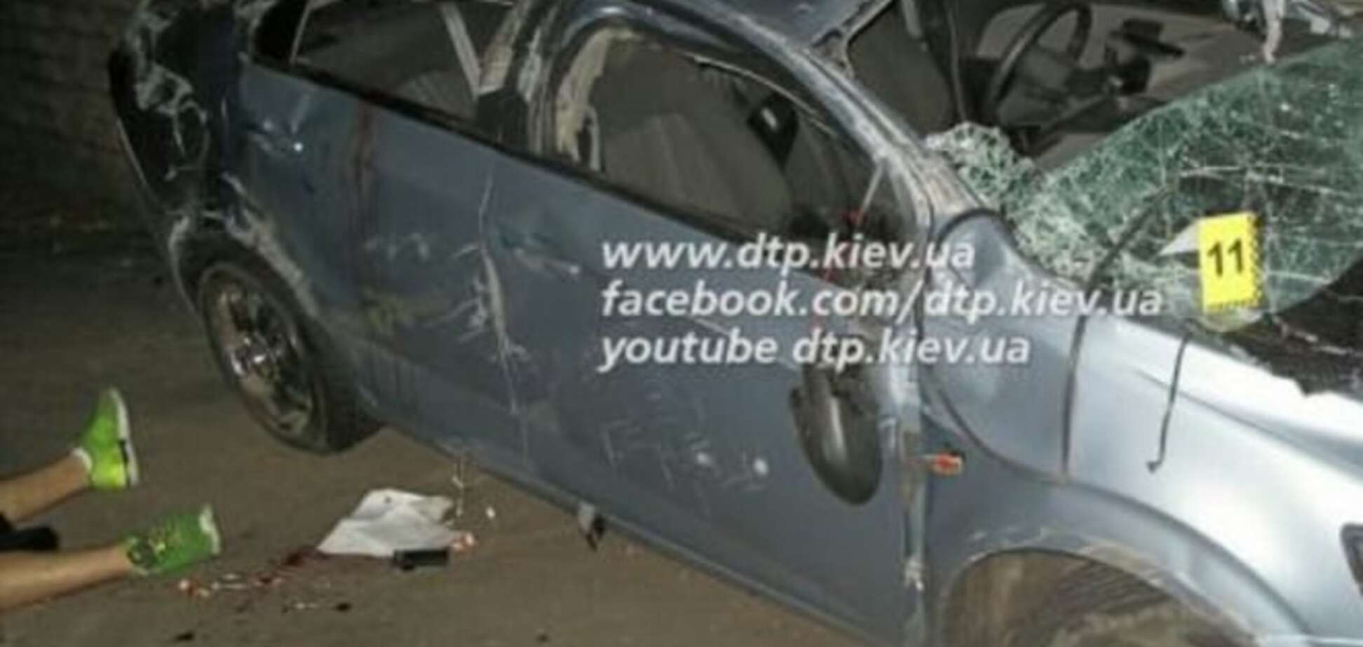 У Києві перекинувся легковик, водій загинув: фото з місця аварії