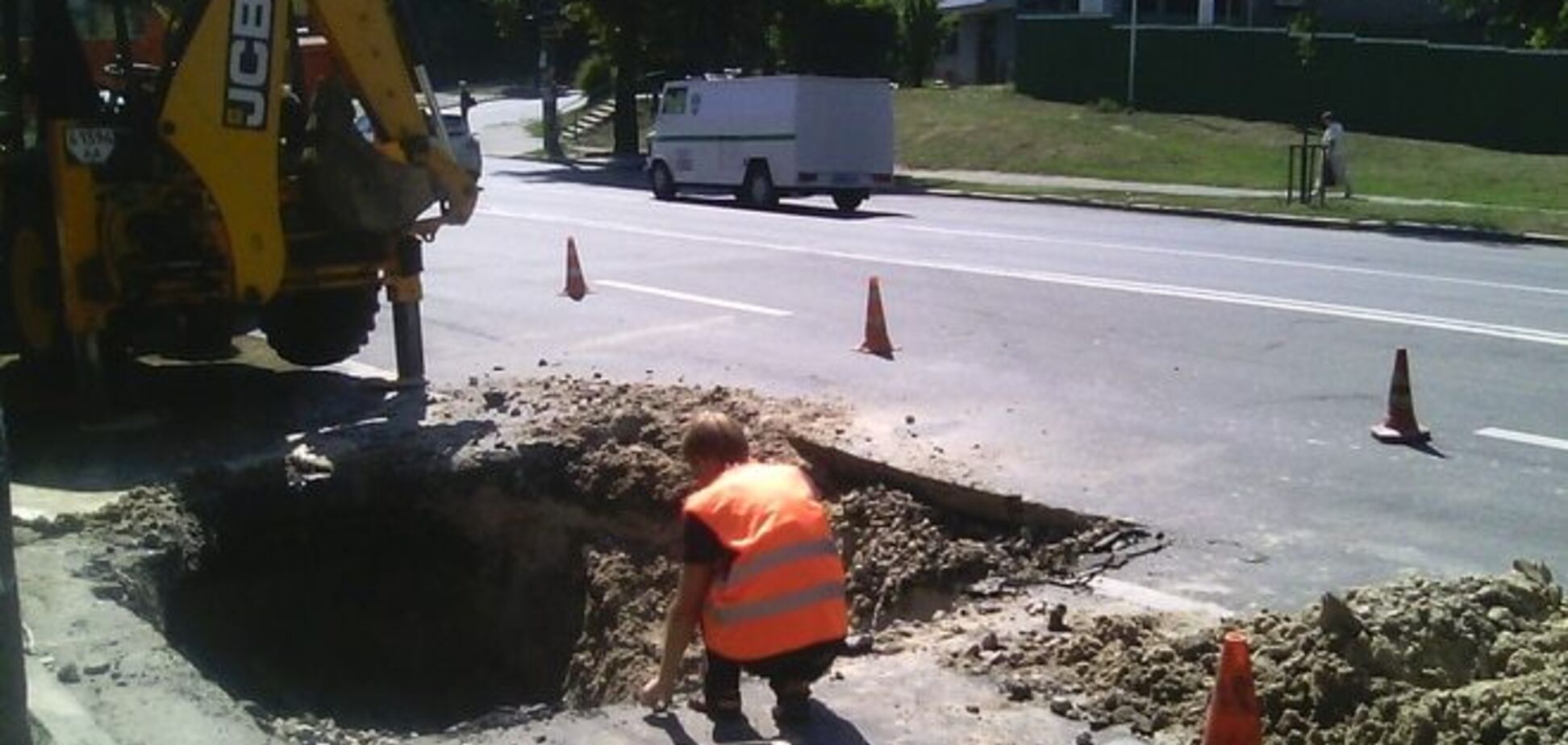 На киевской улице провалился асфальт: опубликованы фото 'воронок'