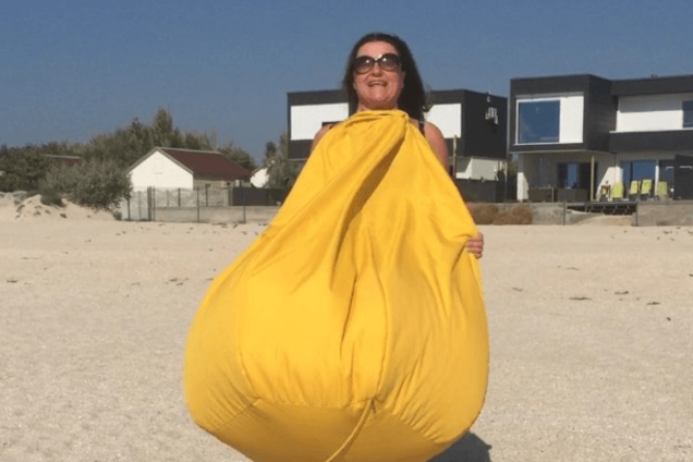 Могилевская повеселила фанатов прыжками с креслом-мешком на шее