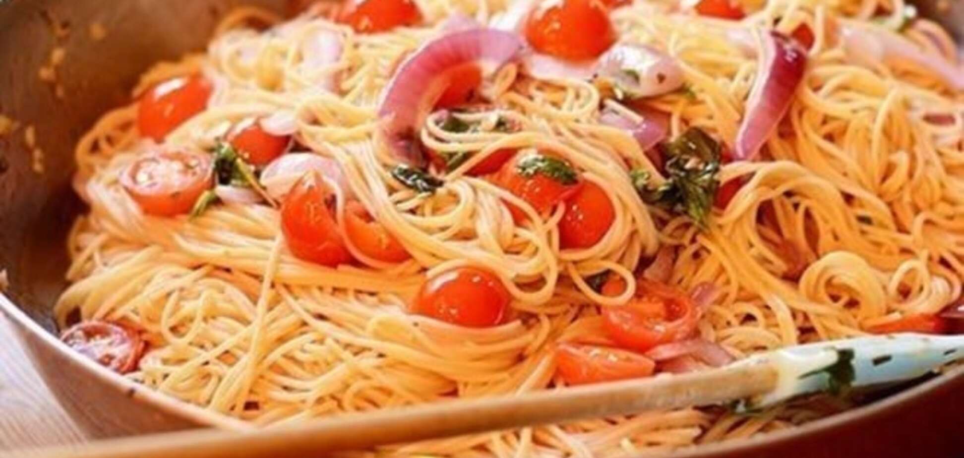 Хит итальянской кухни: рецепт аппетитной пасты с базиликом и томатами