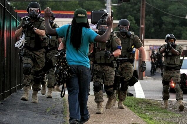 Новые беспорядки в Фергюсоне: на 'мирном собрании' пострадали трое полицейских