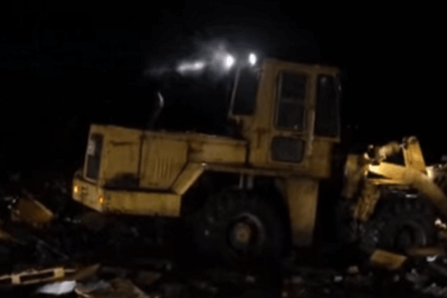 Новая расправа с персиками. В России раздавили бульдозером 19 тонн фруктов: видеофакт