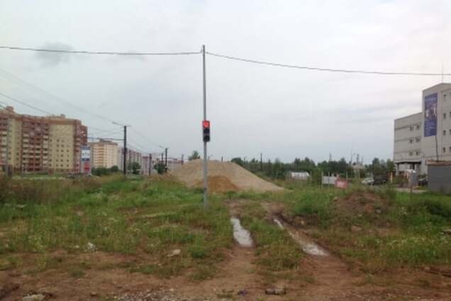 В российском городе установили светофор за 2 млн рублей на пустыре: фотофакт