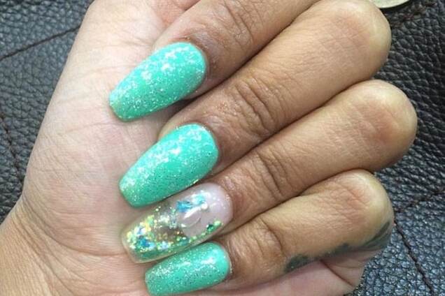 Потрясающий маникюр-аквариум стал популярным трендом