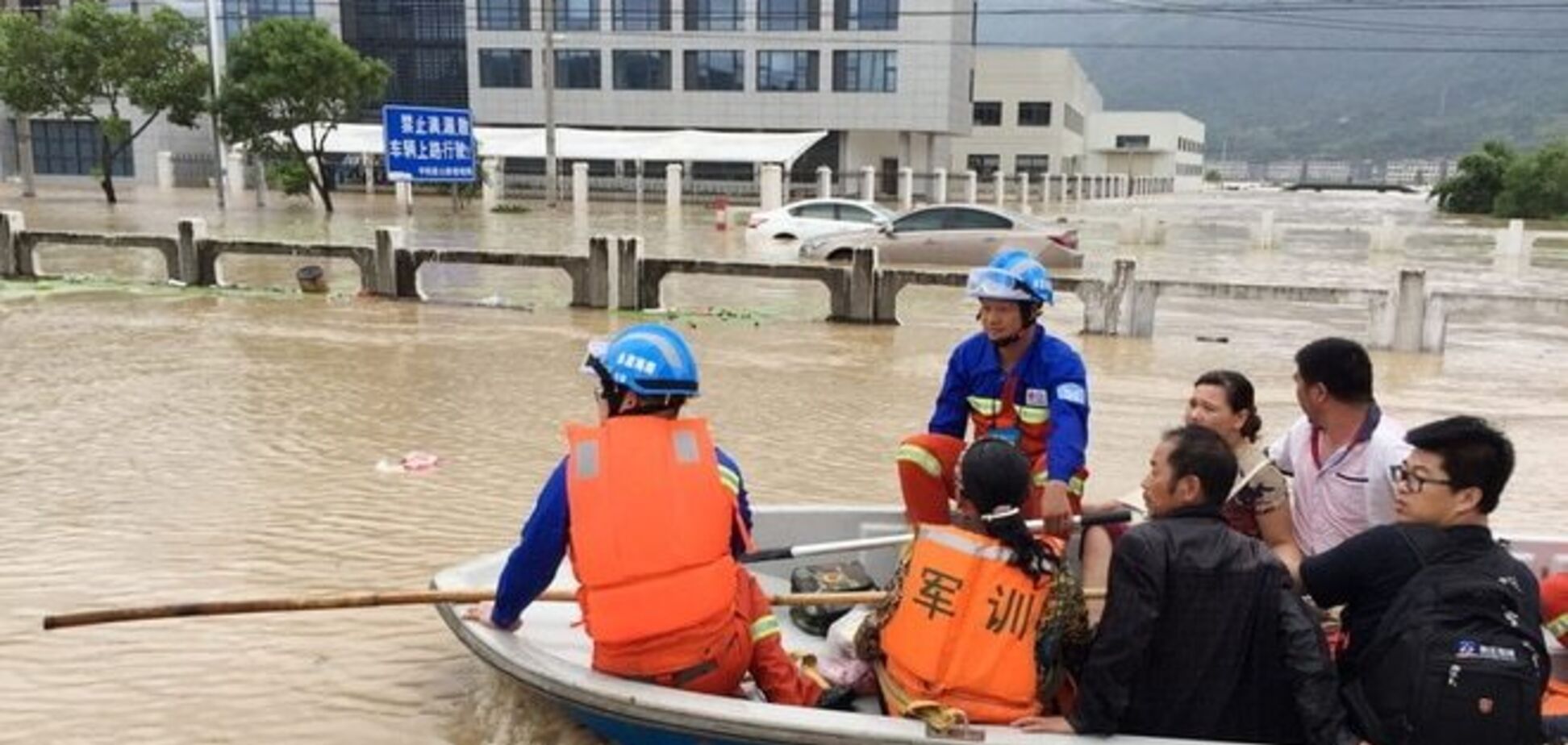 Тайфун в Китае убил уже 26 человек