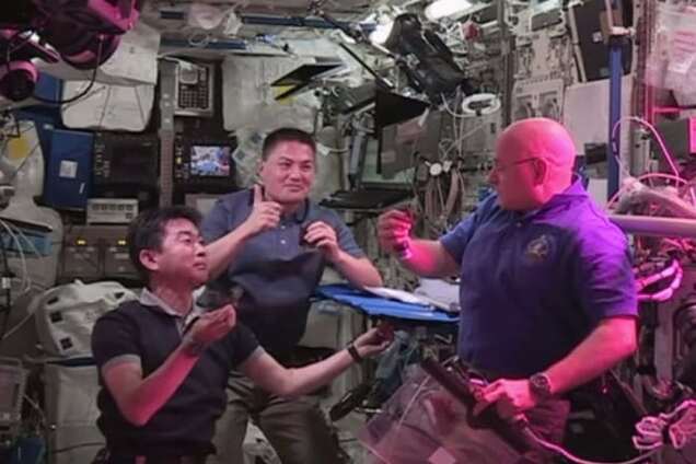 Астронавты рассказали, какая на вкус еда, выращенная в космосе: видеофакт
