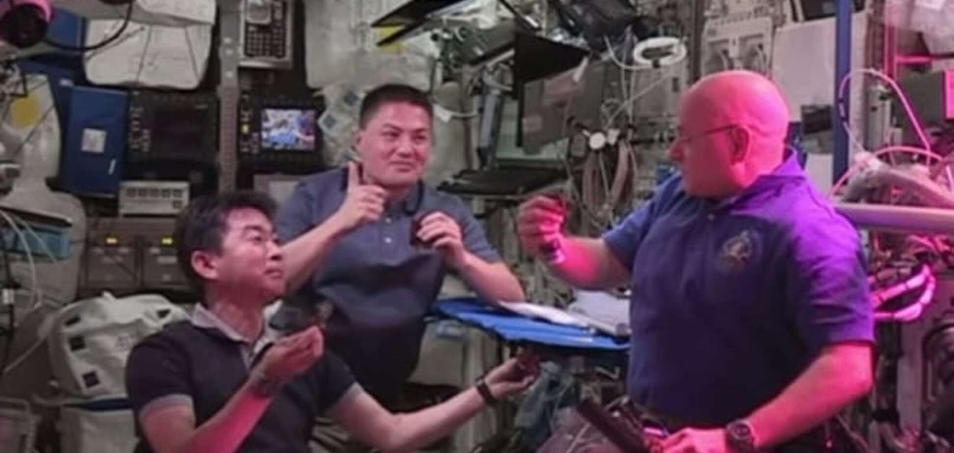 Астронавты рассказали, какая на вкус еда, выращенная в космосе: видеофакт