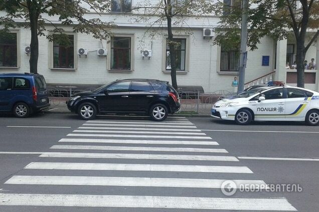 В Киеве герой парковки оккупировал зебру: фотофакт