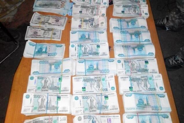 Автомобиль с 'налом' не доехал до террористов на Донбассе: фотофакт