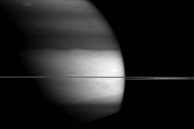 NASA получило уникальное фото Сатурна с необычного ракурса