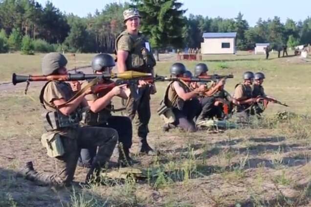 Жаркое лето, говорите? НГУ показала тренировку бойцов при 40-градусной жаре: видеофакт