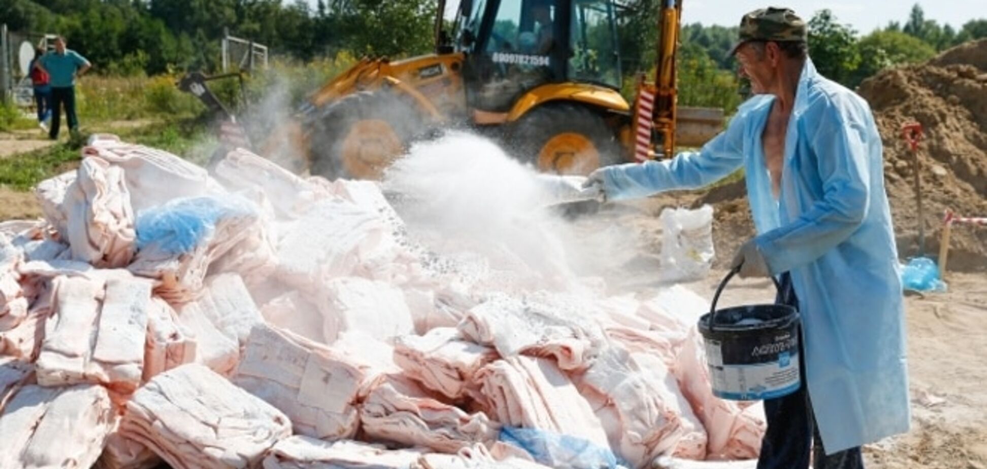 В России смешали с хлоркой и закопали 4 тонны санкционного сала: фотофакт