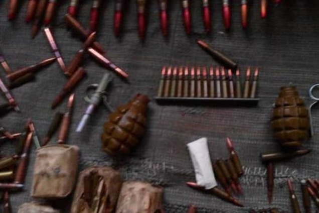 На Луганщині СБУ знайшла схованку з броньовиком і зброєю: фотофакт