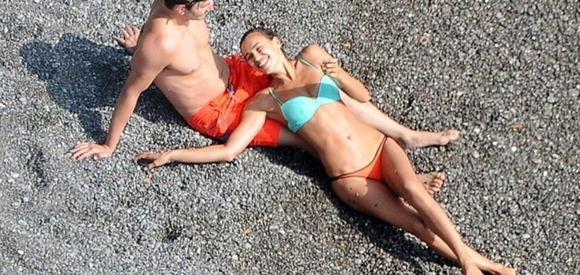 Ирину Шейк и Брэдли Купера застали на пляже за любовными утехами: горячие фото