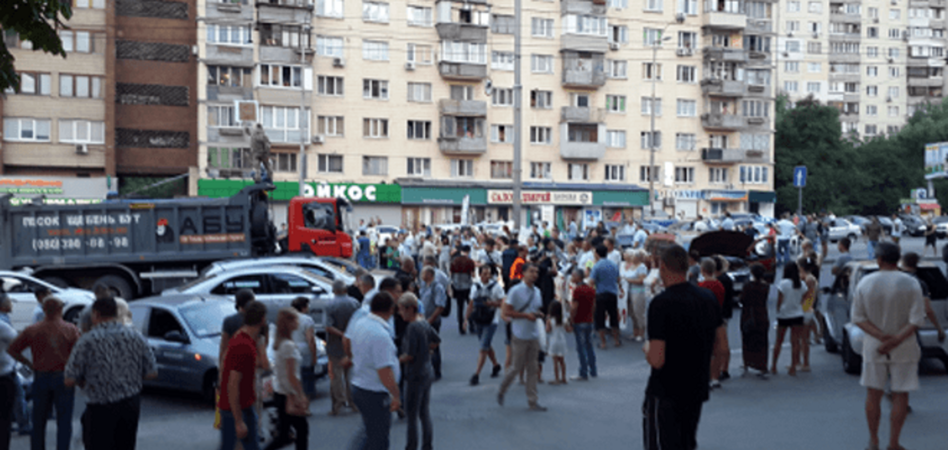 В Киеве возмущенные беспределом жители перекрыли проспект