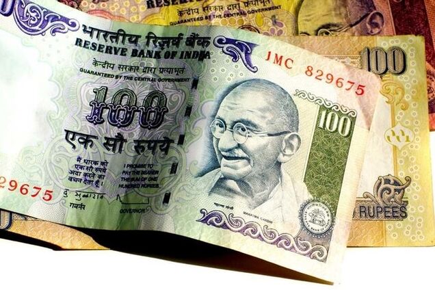 Індійська рупія впала до дворічного мінімуму