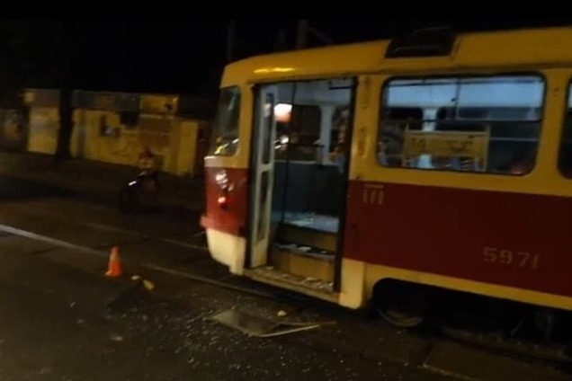 У Києві МАФ на колесах протаранив трамвай: є постраждалі
