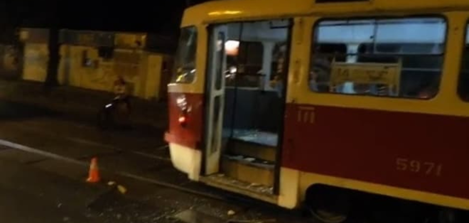 В Киеве МАФ на колесах протаранил трамвай: есть пострадавшие