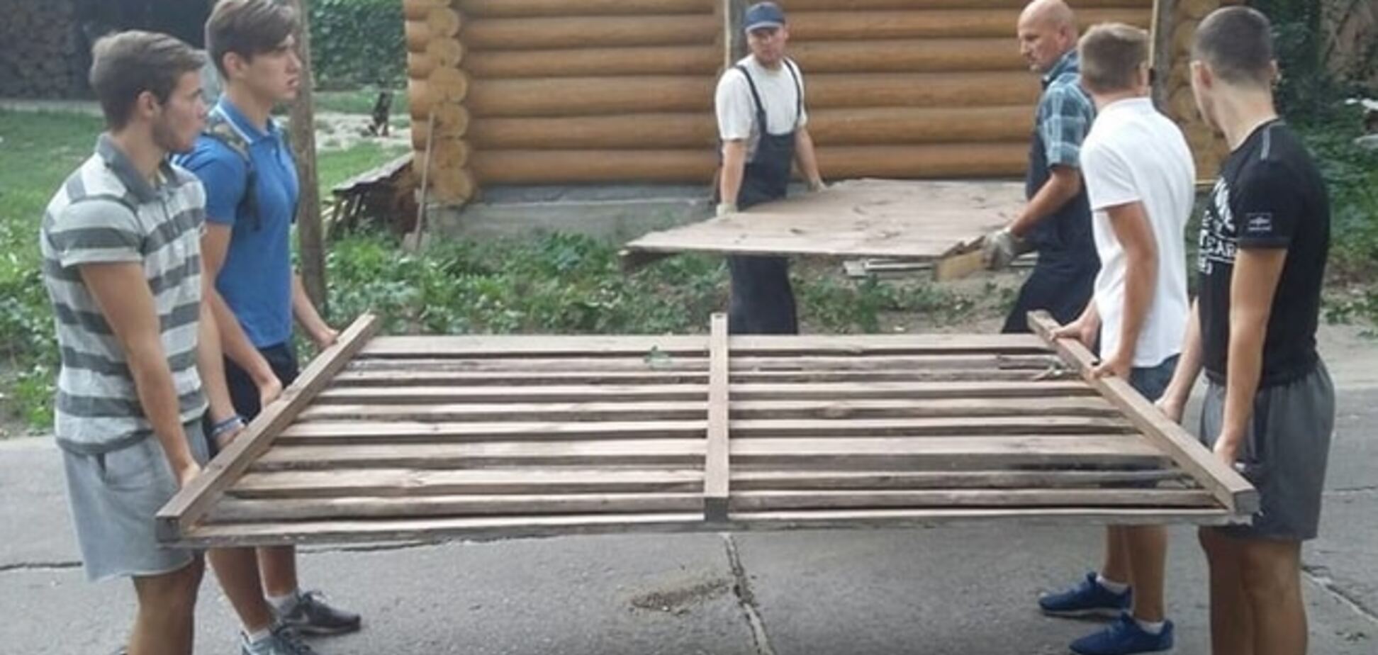 У Києві на Трухановому острові розпочали демонтаж наливайок: фотофакт