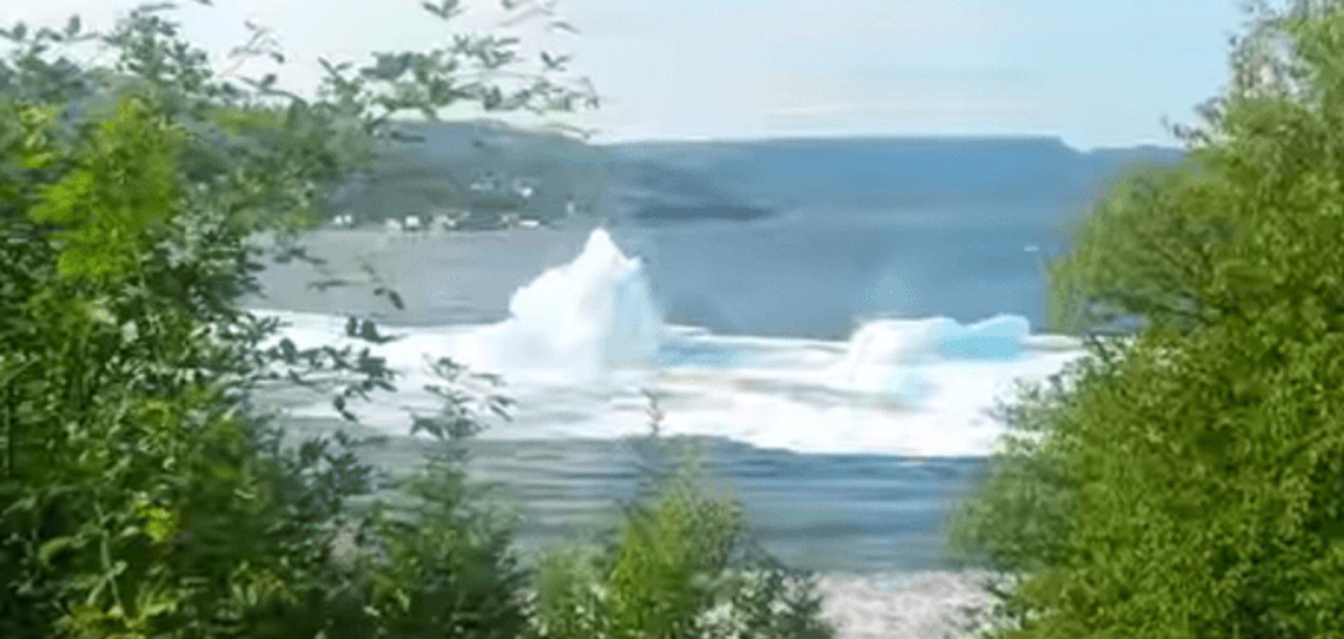 Как в 'Титанике'. Шокированные туристы засняли разрушение гигантского айсберга: видео в 1,5 млн просмотров