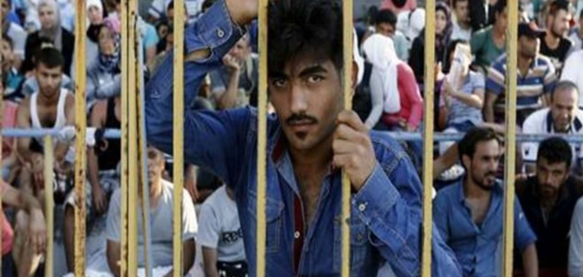 Для вирішення проблеми біженців на Кос відправили готельний корабель і поліцію