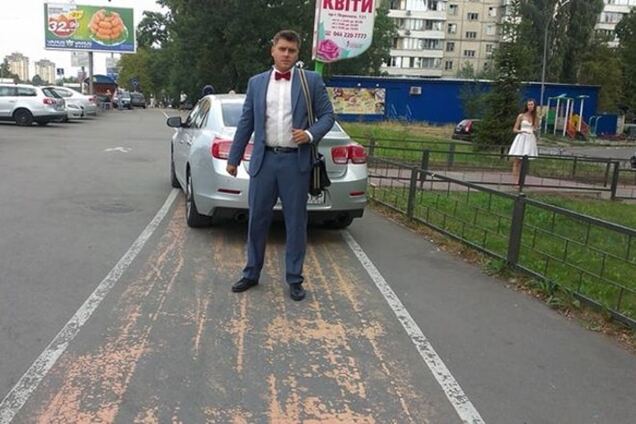 'Отгонял, как бешеную собаку'. В Киеве жених-автохам с камнями напал на велосипедиста: фотофакт