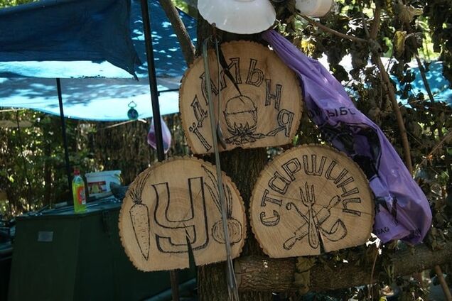 Грядочки и 'зомбоящик'. Волонтеры показали уютный быт бойцов АТО на передовой: фотофакт