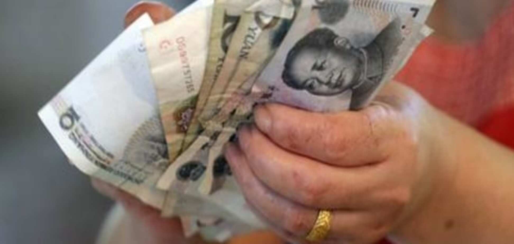 Китай знижує курс юаня третій день поспіль