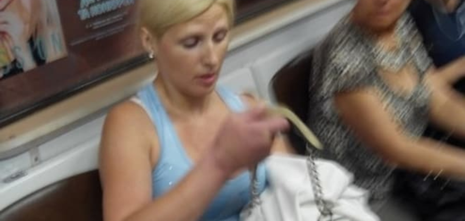 В Киеве наглая блондинка в метро украла у пассажира смартфон