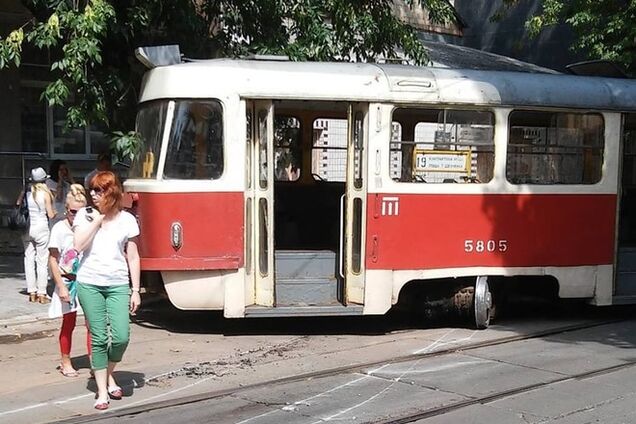 В Киеве сошедший с рельсов трамвай протаранил авто: фотофакт