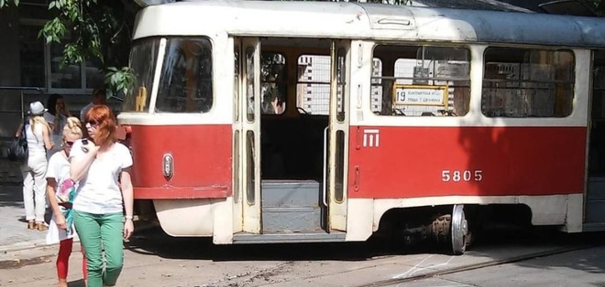В Киеве сошедший с рельсов трамвай протаранил авто: фотофакт