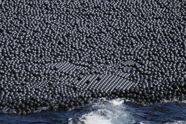 В США придумали, как спасти воду миллионами пластиковых шаров