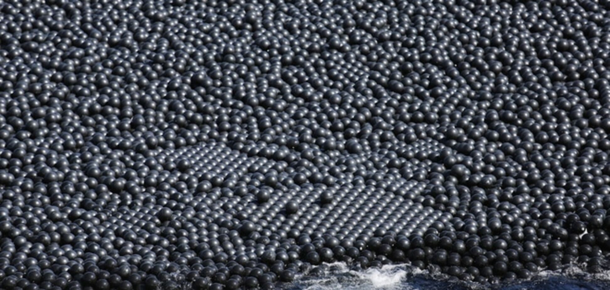 В США придумали, как спасти воду миллионами пластиковых шаров