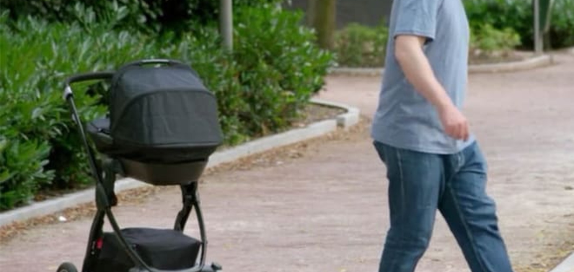 Volkswagen выпустил коляску с активным круиз-контролем: видео устройства в движении