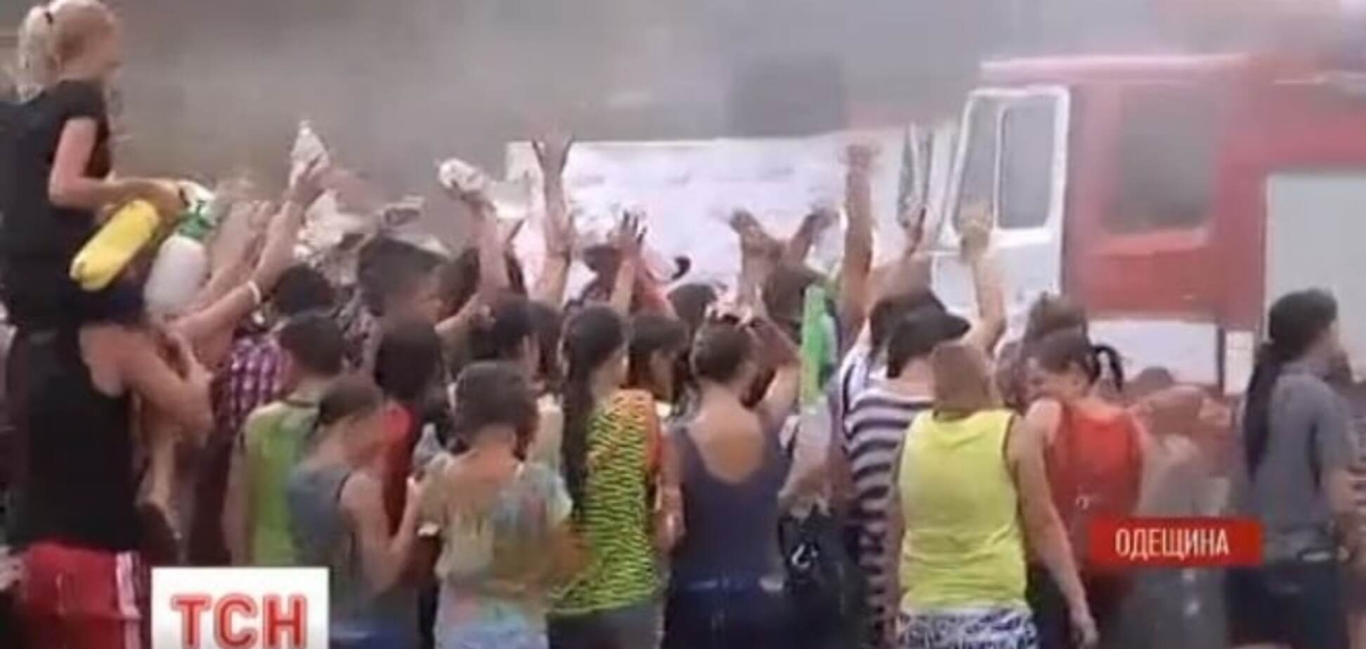 В Одесской области от жары спасались водным побоищем: видеофакт