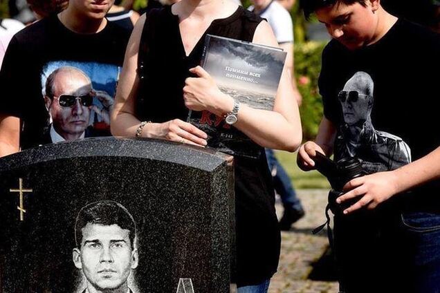 Сыновья подводника с 'Курска' пришли на могилу отца в футболках с Путиным: фотофакт