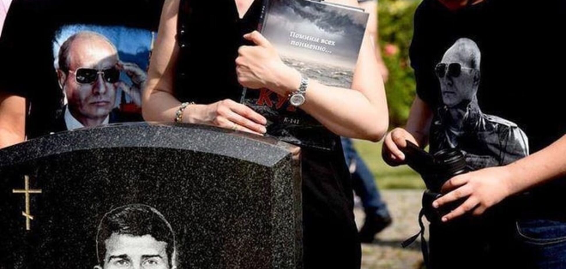 Сыновья подводника с 'Курска' пришли на могилу отца в футболках с Путиным: фотофакт