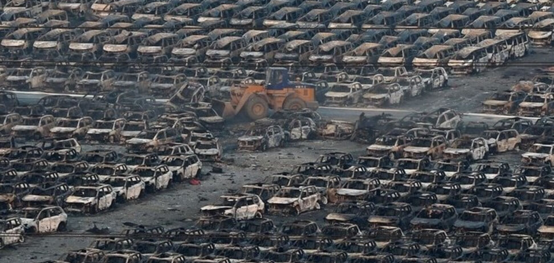 Вибух у Китаї знищив майже дві тисячі нових авто: опубліковані фото
