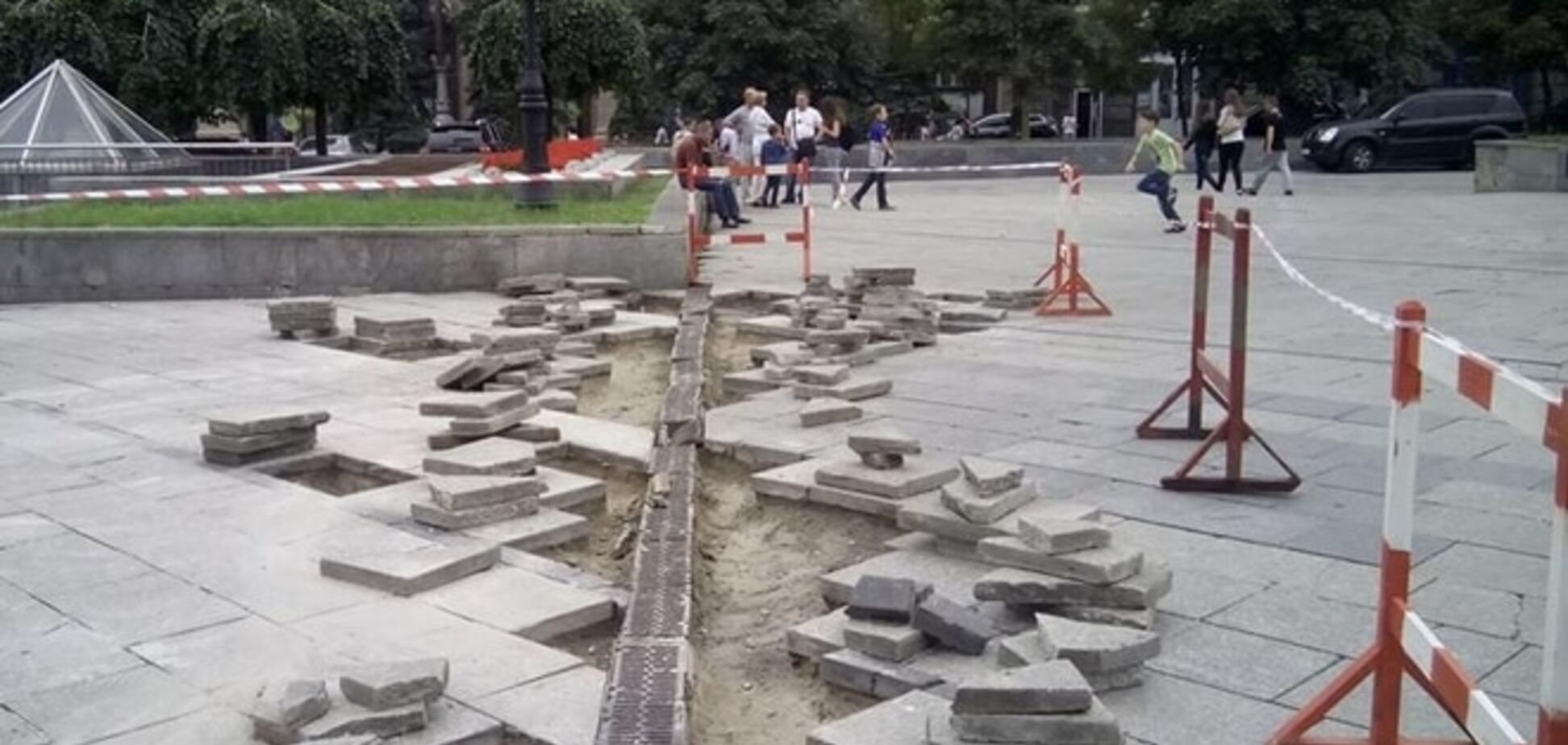 На Майдане в Киеве взялись перекладывать неровную плитку: фотофакт