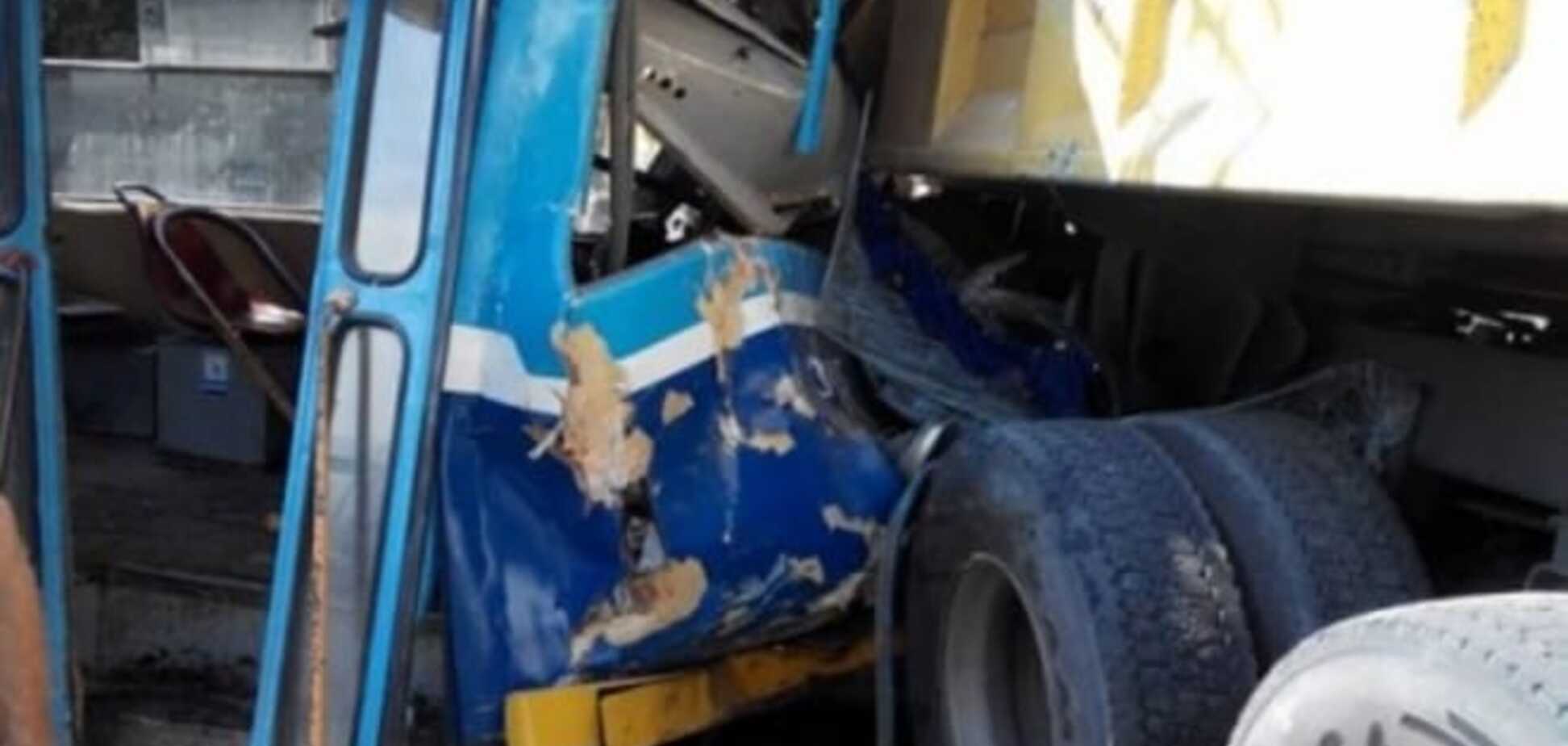 В Одессе трамвай протаранил грузовик: опубликованы фото и видео