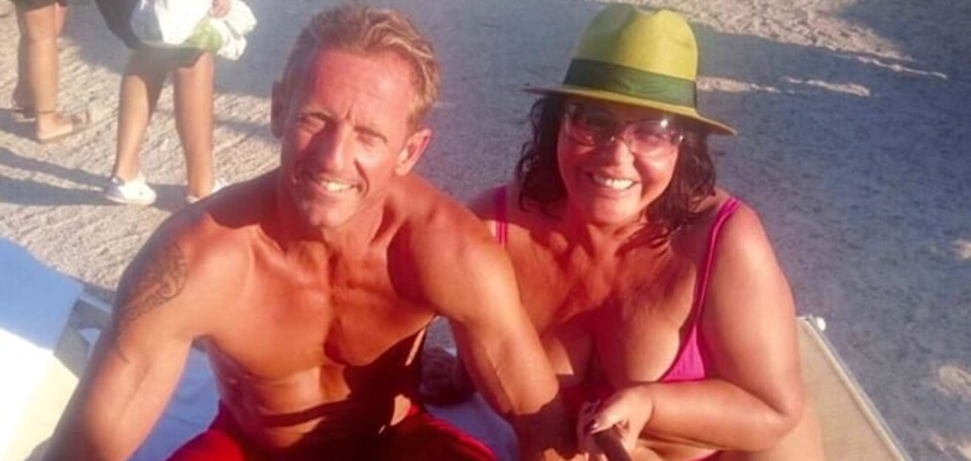 65-летняя Бабкина прокатилась на доске для серфинга с молодым любовником