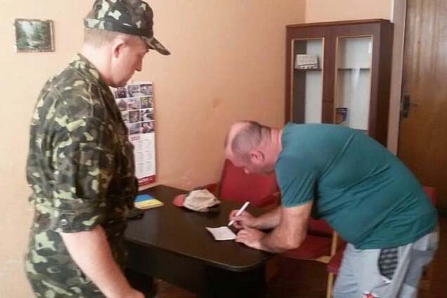 Охраннику, расстрелявшему детей из дробовика, пришли повестки в суд и военкомат: фотофакт