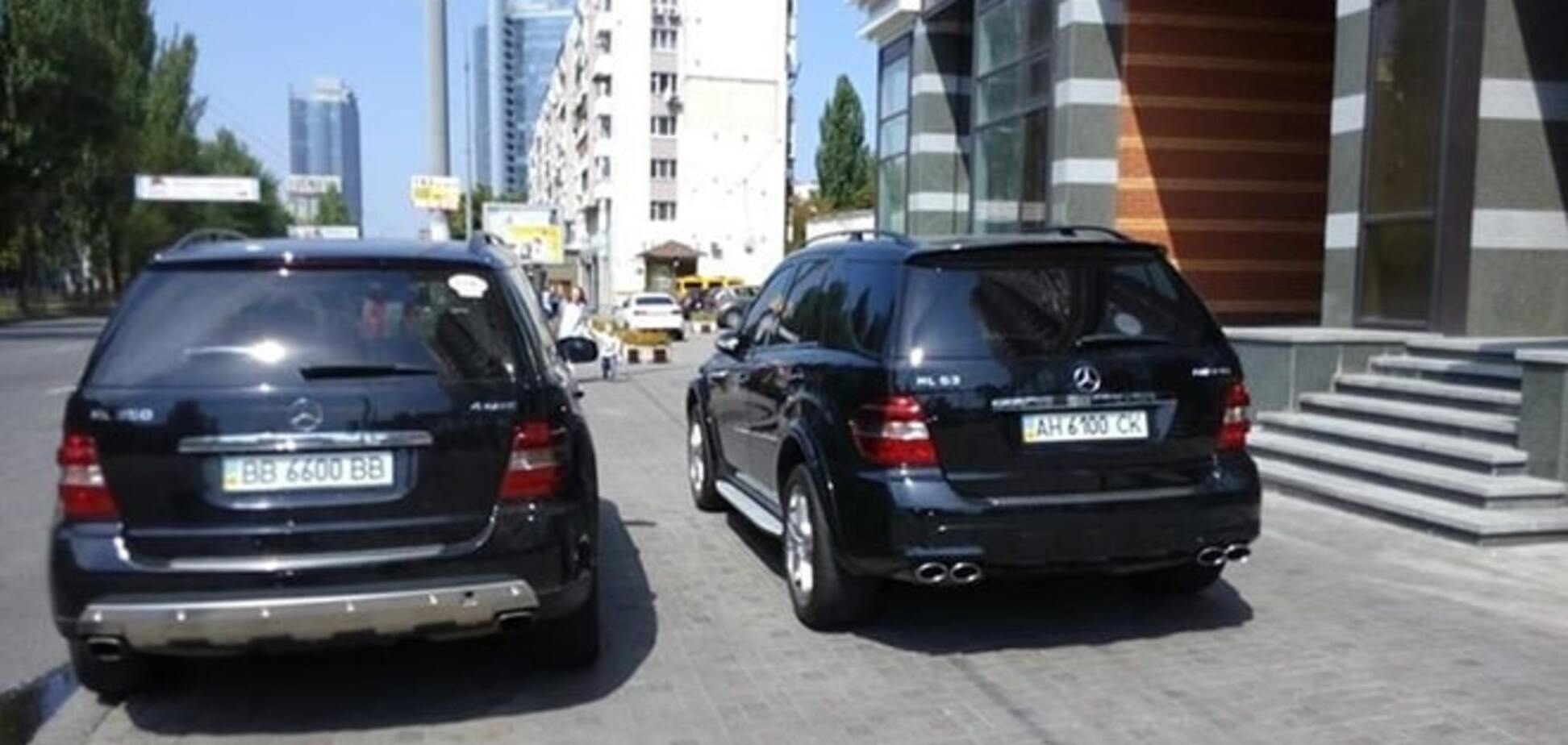 В Киеве два автохама с Донбасса 'парализовали' тротуар: фотофакт