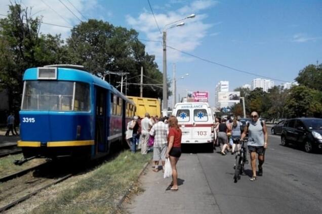 ДТП з трамваєм і вантажівкою в Одесі: госпіталізували 15 осіб
